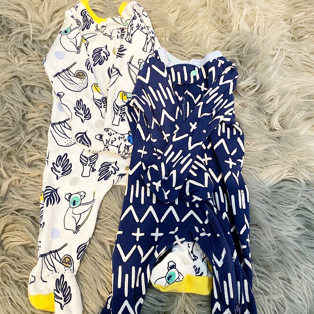 Super cute bundle of 2 newborn sleepers!